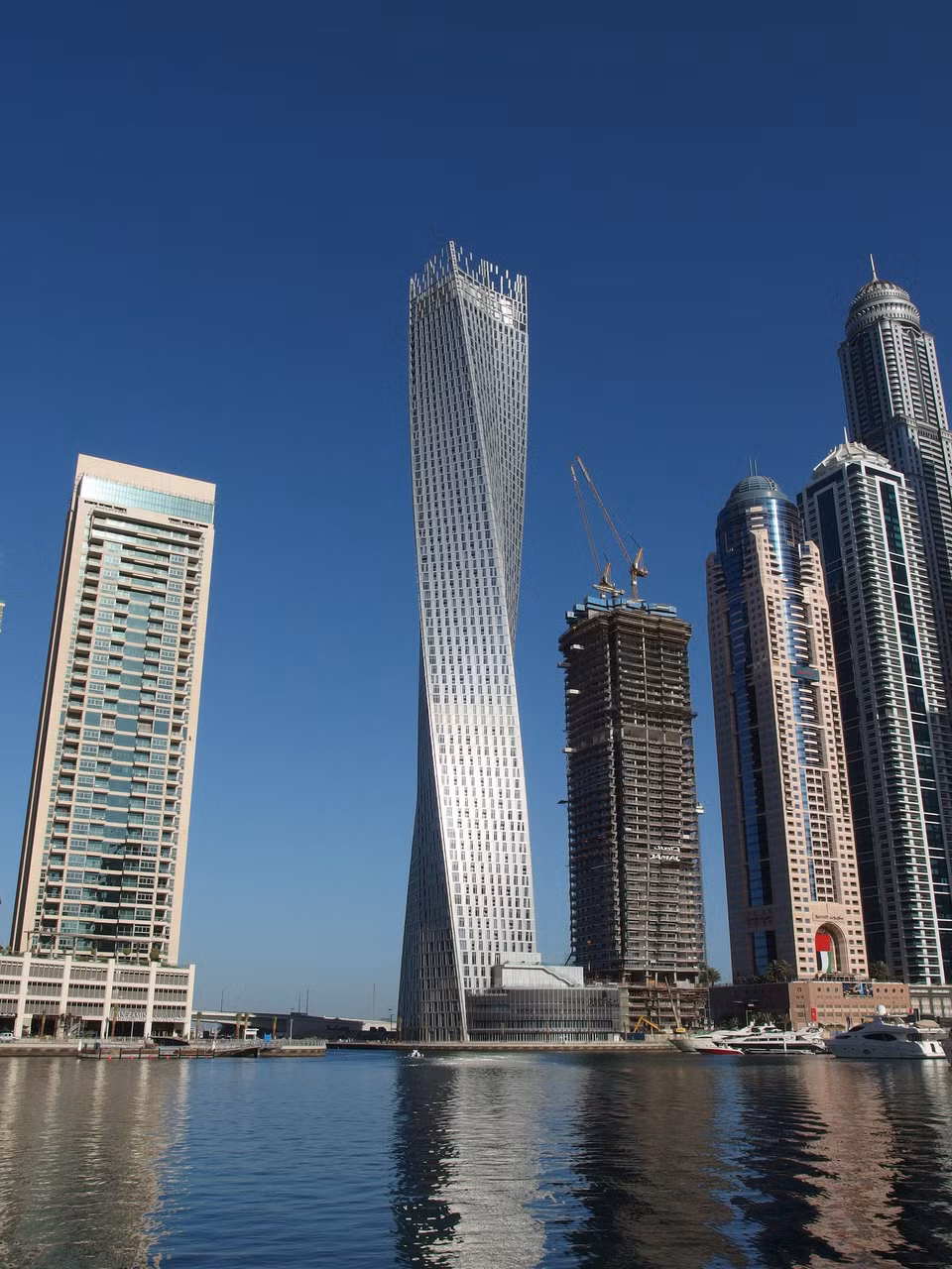 Tòa nhà chọc trời Cayan (Dubai) cao 306 m, mỗi tầng hiết kế xoay 1,2 độ, khiến tổng thể tòa tháp được xoay chính xác 90 độ.