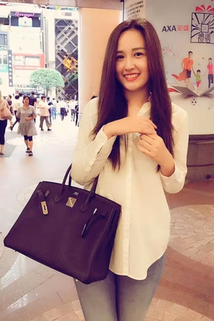 Ngoài ra, Hoa hậu Việt Nam 2006 Mai Phương Thúy còn được biết đến là một "tay chơi hàng hiệu" nổi tiếng trong showbiz Việt.