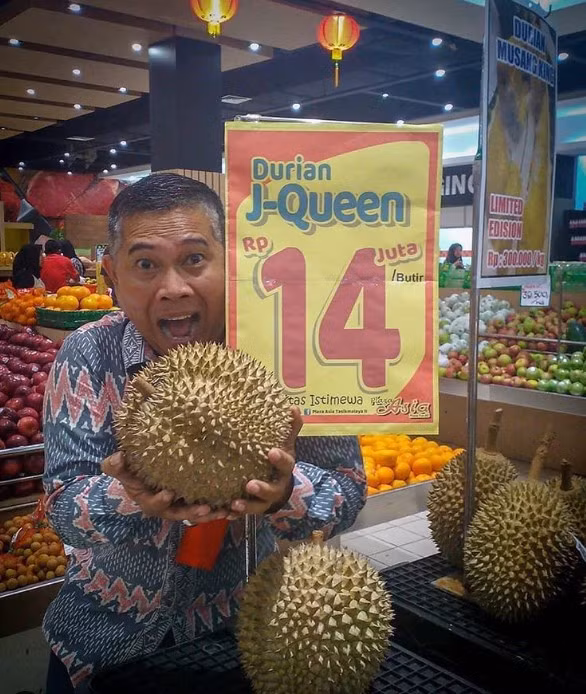 Cuối tuần trước, một siêu thị trong trung tâm thương mại Plaza Asia (Tasikmalaya, Tây Java, Indonesia) bày bán loại sầu riêng J-Queen (Nữ hoàng) với giá 992 USD/quả khiến nhiều khách giật mình. Ảnh: Solodelicious.