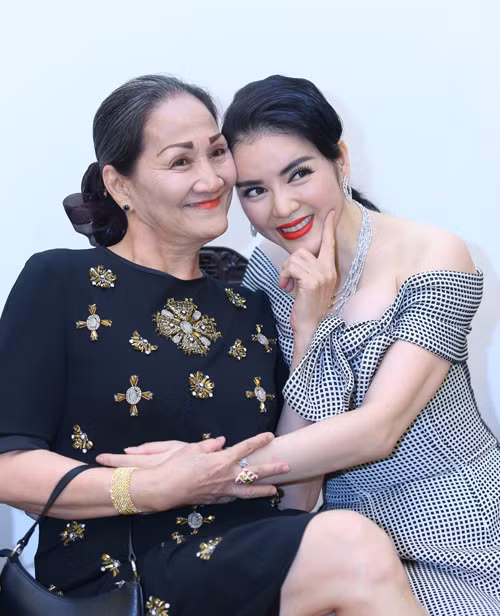 Tuy nhiên, khi tham gia vào giới giải trí và lấn sân kinh doanh, Lý Nhã Kỳ lại nhanh chóng tạo chỗ đứng và vị thế riêng khó ai sánh nổi.