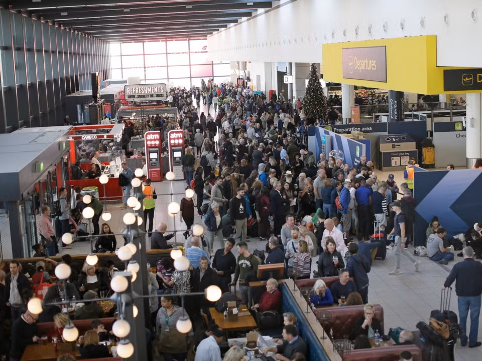 Sân bay lớn thứ nhì của thủ đô London (Anh) Gatwick cũng bị đánh giá thấp ở tiêu chí đúng giờ. Năm 2010, hơn 31,3 triệu lượt hành khách thông qua sân bay Gatwick, khiến nó là sân bay tất bật thứ 9 châu Âu tính theo lượt khách. Nguồn ảnh: BI.