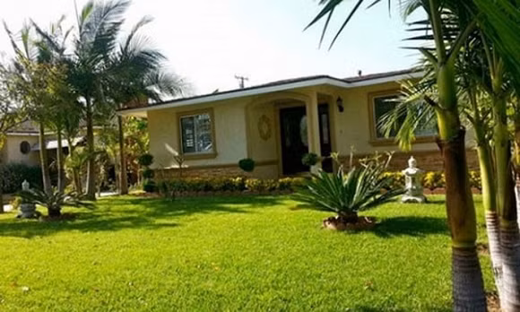 Ở Mỹ, Quang Lê sở hữu một căn nhà vườn tại vùng ngoại ô California.