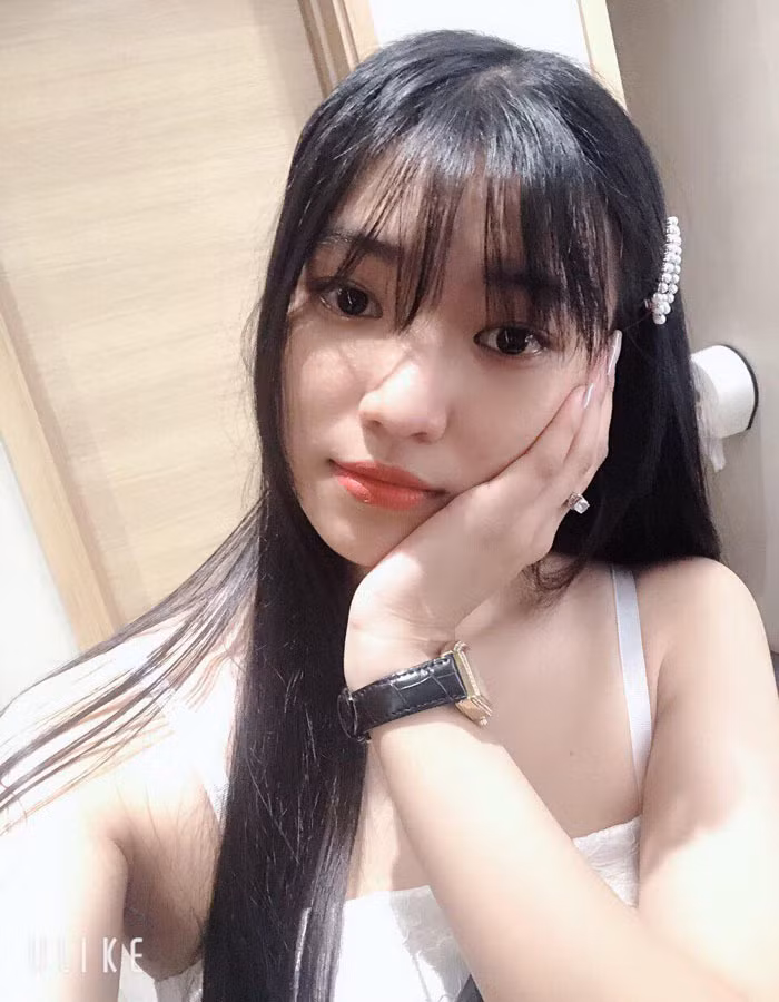 Nga cho biết, sau khi trở thành hoa khôi đã có nhiều người xưng là đại gia, giám đốc doanh nghiệp nhắn tin mời mọc đi chơi, ngỏ ý muốn nâng đỡ hoặc muốn đưa tiền cho cô kinh doanh. Tuy nhiên, cô đều nhắn tin từ chối thẳng.