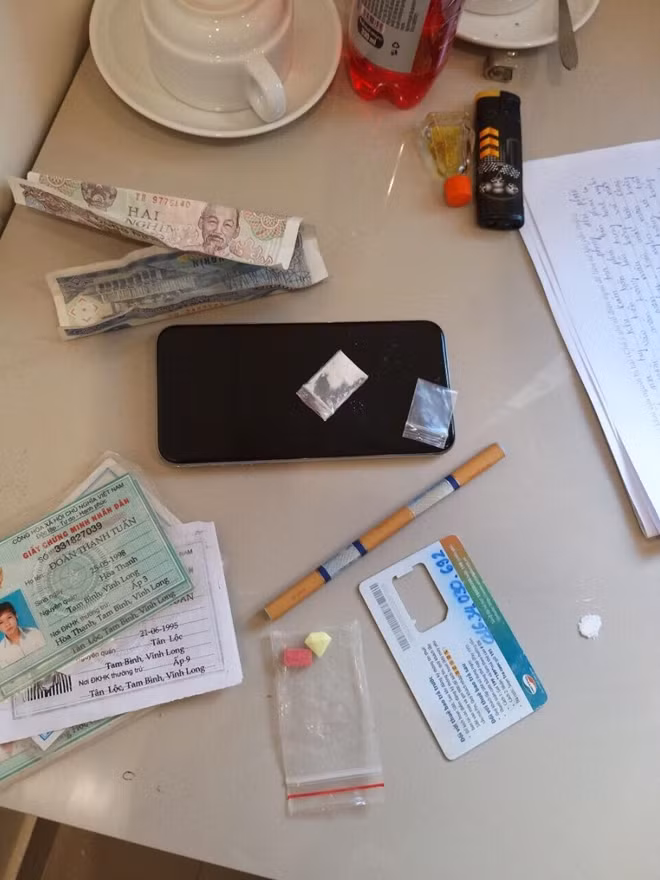 Nhom thanh nien ru nhau vao nha nghi choi ma tuy-Hinh-2