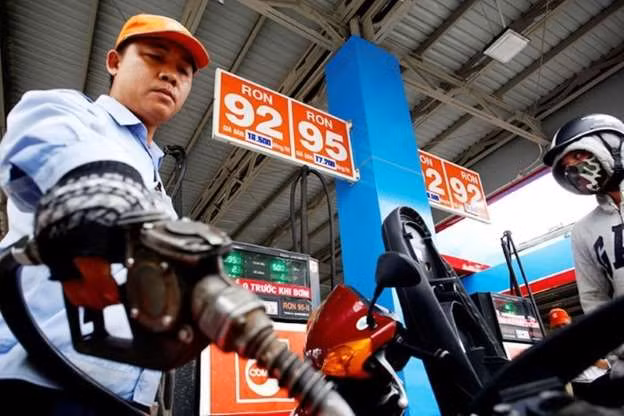 Tại kỳ điều chỉnh gần đây nhất (ngày 1/8), Liên Bộ Công Thương - Tài chính đã điều chỉnh giá xăng đồng loạt giảm hơn 300 đồng/lít, trong khi dầu (trừ dầu madut) tăng giá.