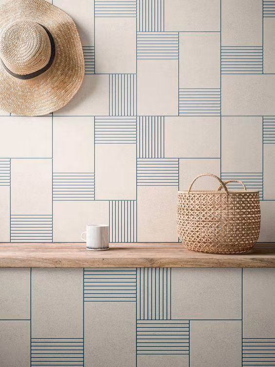  Gạch ốp họa tiết in nổi tạo chiều sâu cho bức tường. Ảnh: Happynest.