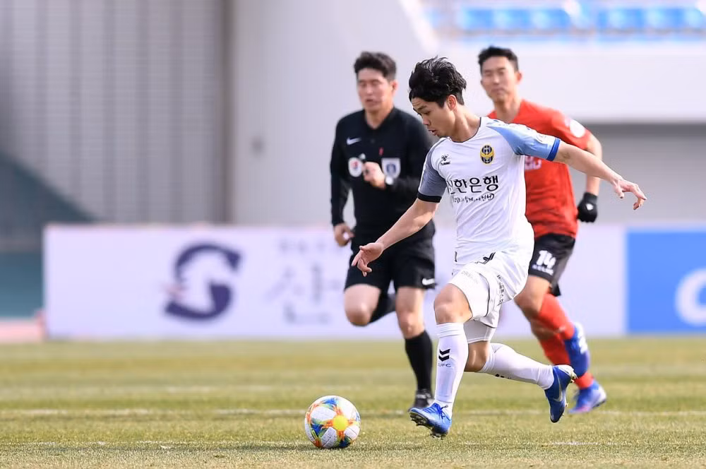Trong một bài viết Fox Sport Asia, tờ này cho biết Công Phượng nhận mức lương khoảng 10.000 USD (~232 triệu đồng) tại Incheon United. Ảnh: VTC.