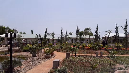 Bên cạnh đó, nữ ca sĩ từng khiến dư luận phải ồn ào khi chi ra khoản tiền cực lớn để xây dựng khu du lịch Đình Bảo tại Bình Châu (Bà Rịa-Vũng Tàu), trên khuôn viên đất 600m2.