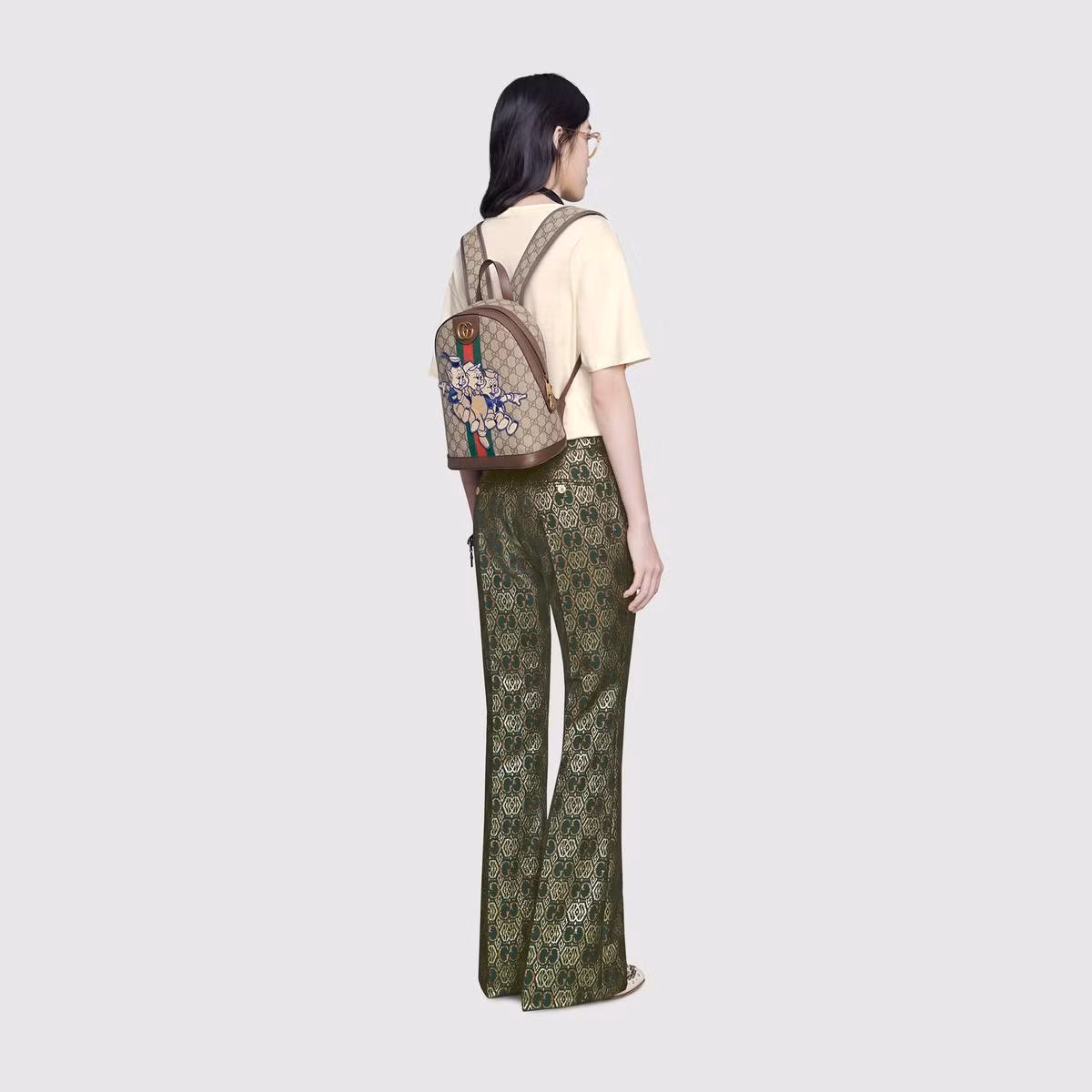 Chiếc ba lô xinh xắn Gucci in hình ba chú heo có giá bán 12.700 đô la Hong Kong (khoảng 37,5 triệu đồng). Ảnh: Gucci.