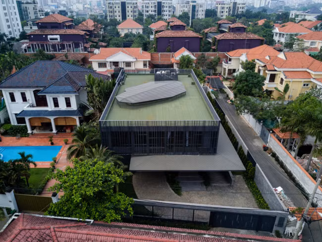 Cả ngôi nhà như một hộp thép đặt trên các cột, giải phóng hoàn toàn không gian tầng trệt khỏi những bức tường bê tông.