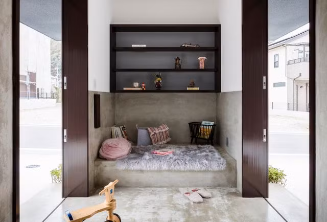 Theo kiến trúc sư, cách thiết kế cửa ra vào có phần "kỳ quặc" của ngôi nhà mang đến sự thuận tiện, khi ra vào từ phần sân để xe nằm hai bên.