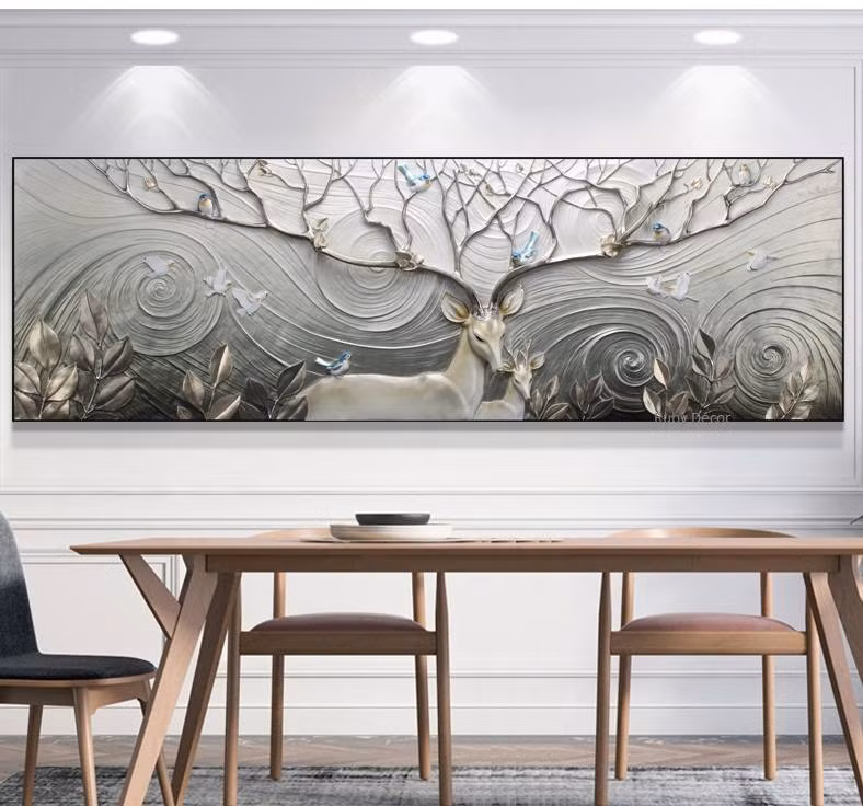 Phòng ăn ấm cúng với bức tranh phù điêu gam màu xám. Ảnh: Happynest.
