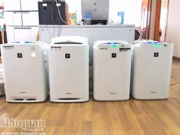 Theo Báo Hải quan, một chủ cửa hàng điện máy tại quận Bắc Từ Liêm (Hà Nội) cho biết, thời gian này, lượng khách đến mua máy lọc không khí tăng mạnh. Ảnh: Haiquanonline.