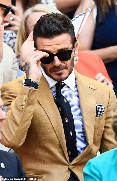 Danh thủ David Beckham tập trung theo dõi trận đấu.