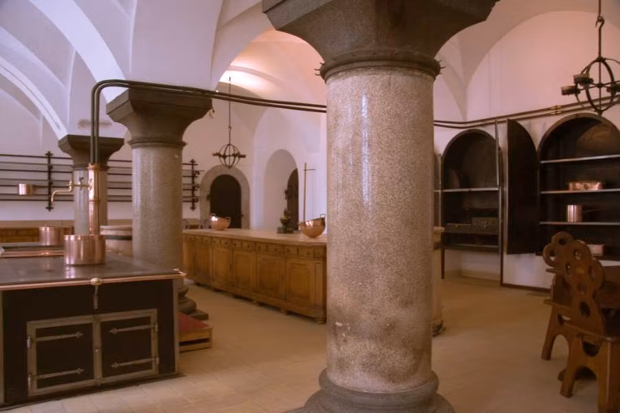 Khu vực nhà bếp bên trong lâu đài Neuschwanstein. Nguồn ảnh: Destination-munich.