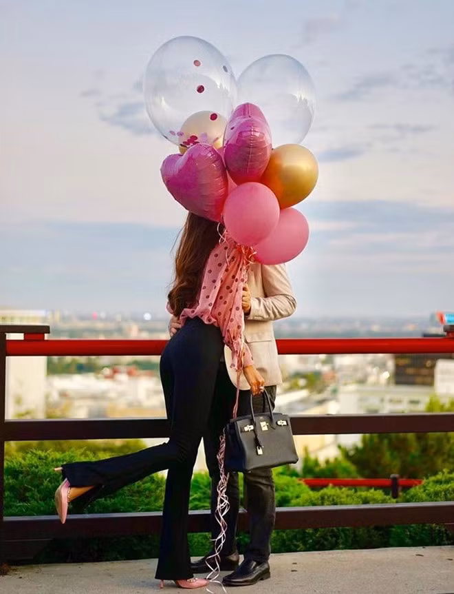 Mới đây, Hoa hậu Phạm Hương khiến nhiều người bất ngờ khi đăng tải hình ảnh đầu tiên của mình và bạn trai lên Instagram. Ảnh: Zing.