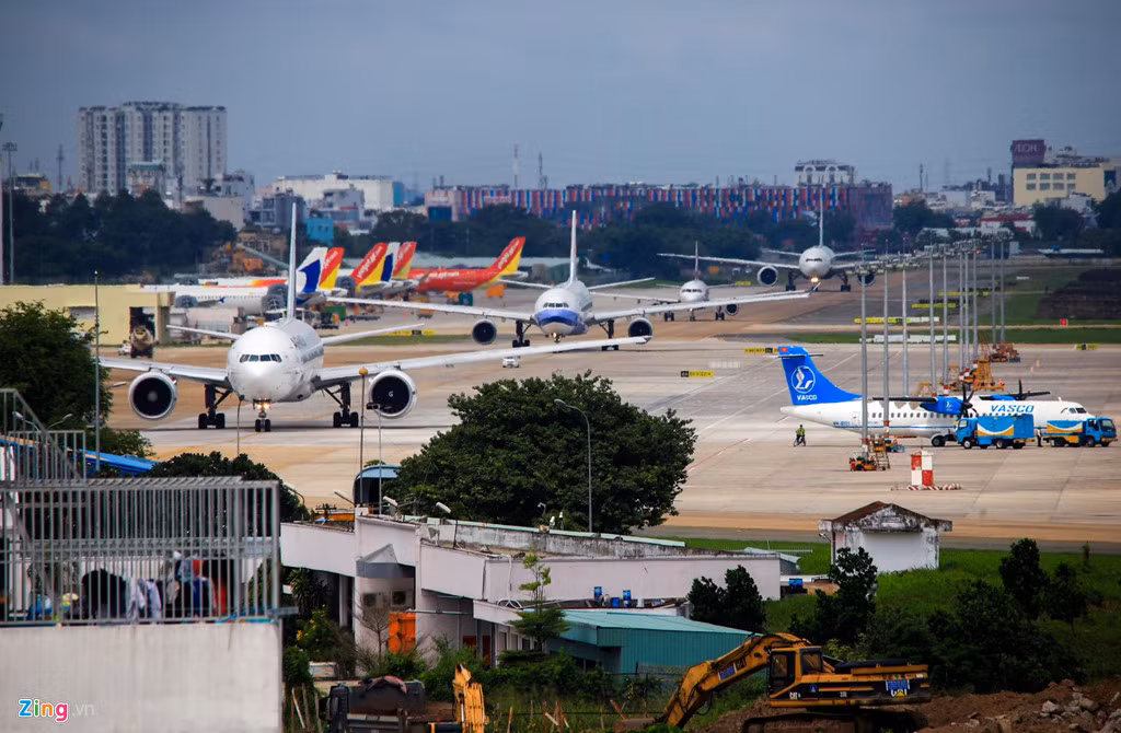 Theo ghi nhận của phóng viên Zing.vn, trên đường dẫn luôn có từ 5 đến 10 chiếc máy bay nối đuôi nhau chờ ra đường băng. Tổng số chuyến cất, hạ cánh của sân bay Tân Sơn Nhất đạt hơn 700 chuyến/ngày.