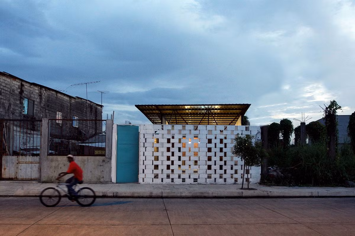 Trên khu đất 7x20m, yêu cầu đặt ra cho kiến trúc sư là một không gian sống với 2 phòng ngủ, một phòng tắm, khu vực sinh hoạt chung ấm cúng và sân chơi thoáng mát.