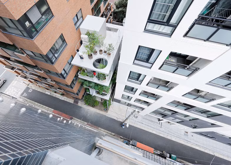 Nằm lọt thỏm giữa khu phố thương mại đông đúc ở Tokyo (Nhật Bản), xung quanh là các tòa cao ốc, ngôi nhà 5 tầng vẫn thoáng đãng đến kinh ngạc.