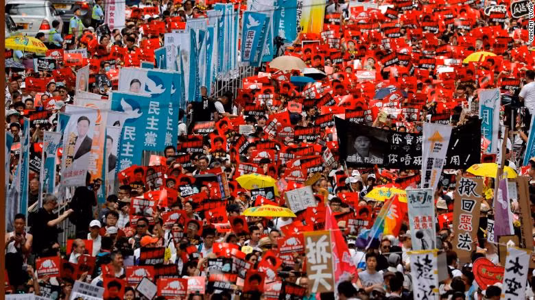Du luat dan do sang Trung Quoc anh huong toi kinh te Hong Kong the nao?