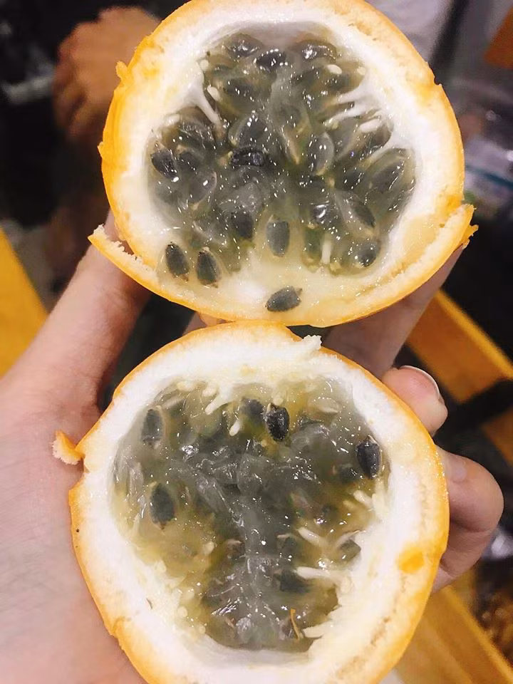 Chanh leo Ecuador nhập khẩu ngọt nên không cần cho thêm đường hay bất kỳ gia vị nào. Ảnh: FB Phuong Anh.