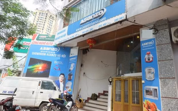 Theo TTXVN/Vietnam+, tại một số siêu thị điện máy lớn trên địa bàn Hà Nội như: Nguyễn Kim, Điện máy Xanh, Media Mart, Pico, HC... đều không còn bày bán sản phẩm do công ty Asanzo sản xuất, dù chưa có thông báo chính thức đến người tiêu dùng về việc dừng bán các sản phẩm TV, máy lạnh của công ty này. Ảnh: Baodansinh.