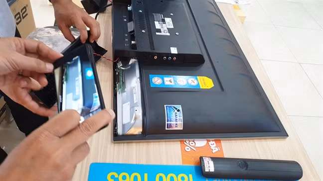 Những ngày gần đây, người tiêu dùng xôn xao trước thông tin Asanzo bị nghi gắn nhãn mác hàng “Việt Nam chất lượng cao” lên sản phẩm đồ điện, điện tử nhập khẩu từ Trung Quốc. Ảnh: Kinhtedothi.