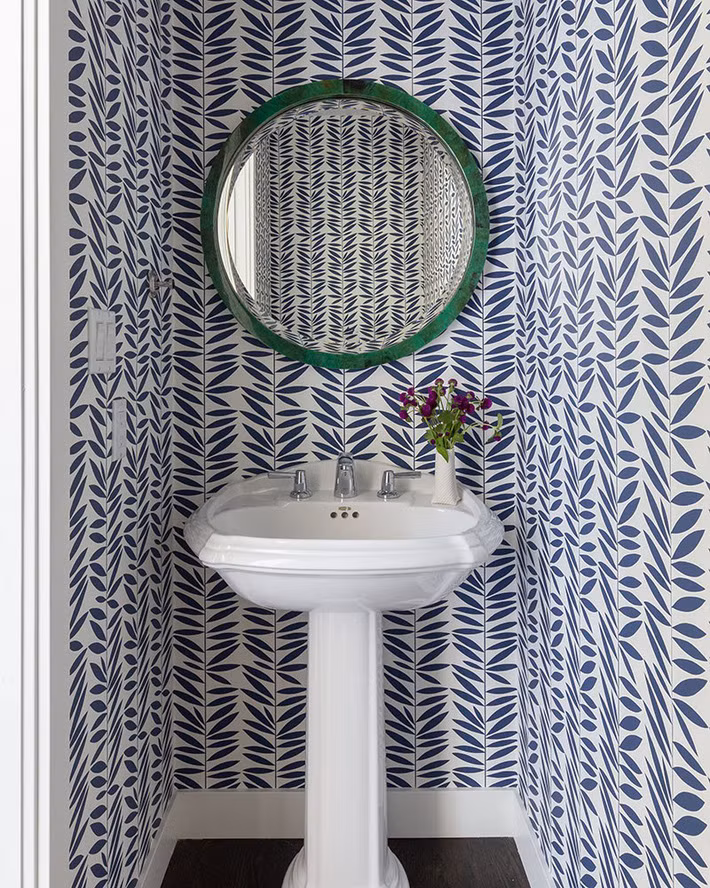 Phòng tắm với vẻ đẹp thanh lịch, sảng khoái. Ảnh: Dering Hall.