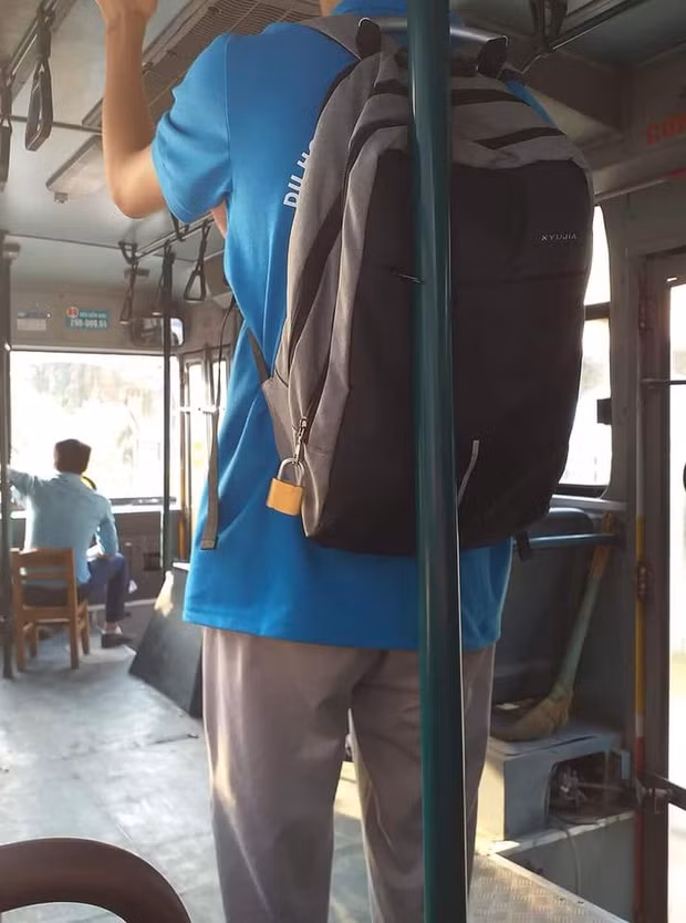 Nam sinh dung han o khoa “sieu to” de khoa balo khi len xe buyt