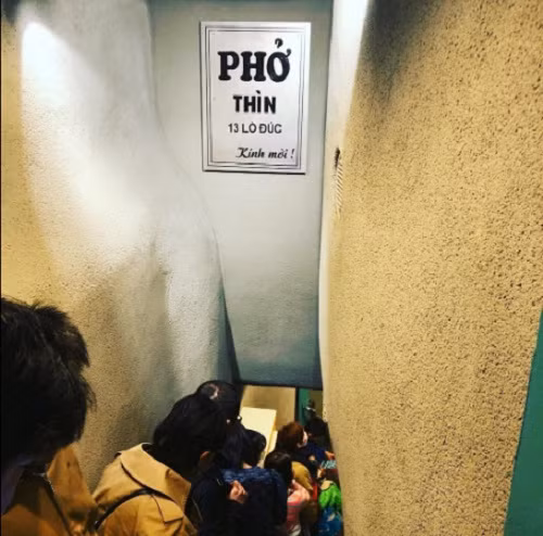 Quán phở Thìn nằm ngay mặt đường nhưng lối vào khá nhỏ.