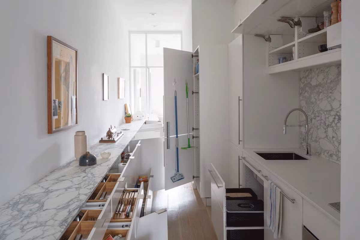 Chỉ 48m2 nhưng căn hộ nhỏ xinh đã có sự biến hình ngoạn mục, phù hợp với cuộc sống của cặp vợ chồng trẻ. Nguồn ảnh: Archdaily.
