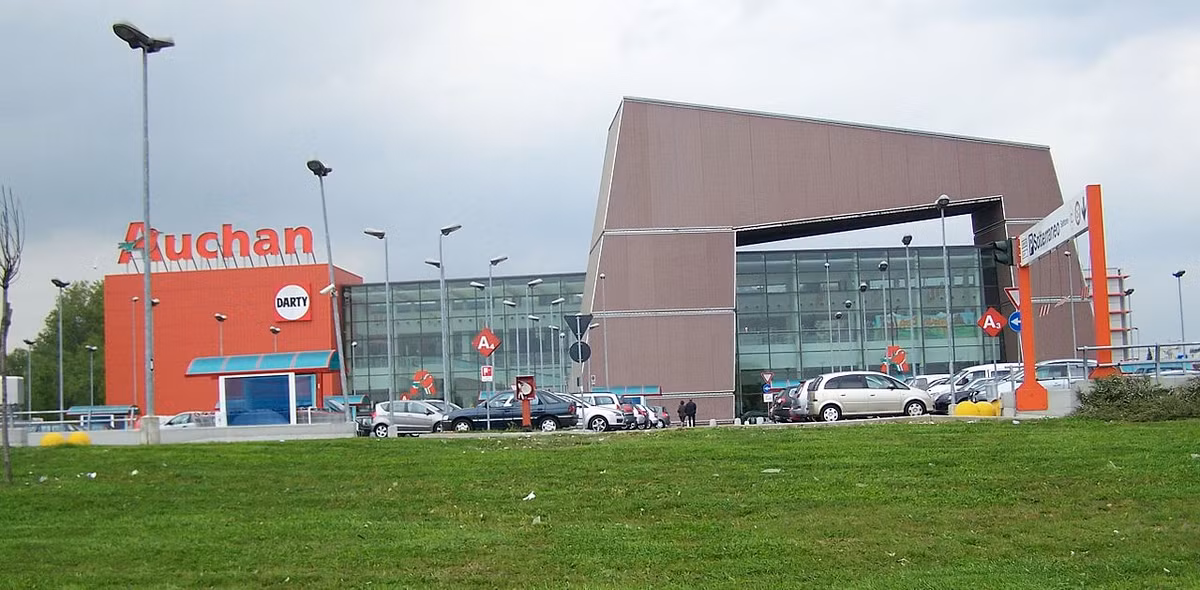 Tập đoàn Auchan có trụ sở tại Croix, Pháp. Đây là một trong những nhóm phân phối chính của thế giới (337.900 nhân viên) với sự hiện diện ở Pháp và 15 quốc gia. Ảnh: Wiki.