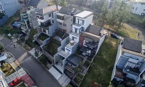 Nằm trên khu đất dốc, ngôi nhà kỳ dị này gặp bất lợi vì chiều cao mặt trước và mặt sau chênh lệch nhau đến 10m và dốc đến 30 độ. Chính vì thế, các kiến trúc sư quyết định áp dụng cấu trúc bậc thang với 3 khối nhà được chồng lên nhau.