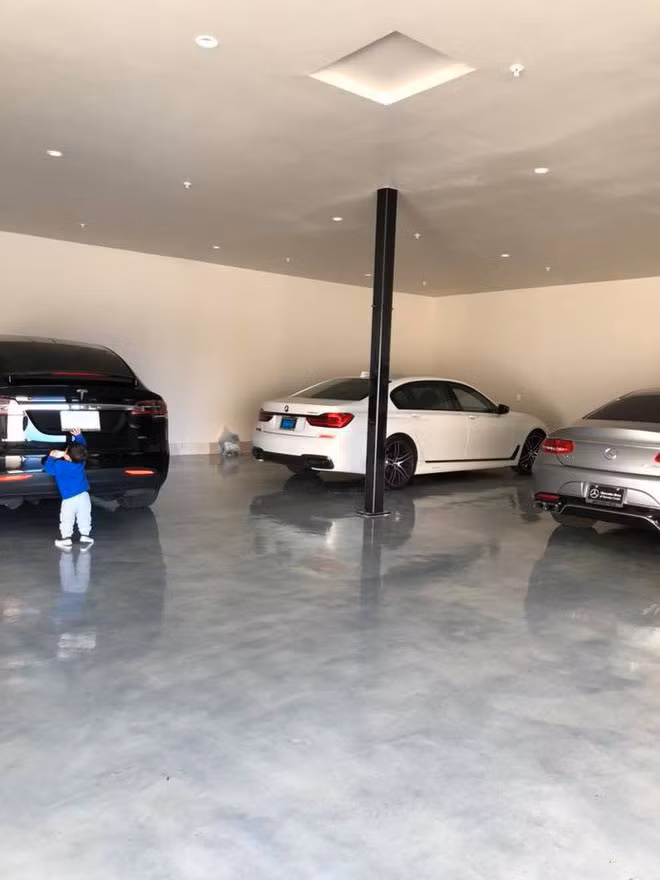 Gara ô tô nhà vợ chồng ca sĩ Đan Trường có thể chứa tới 4 chiếc xe.