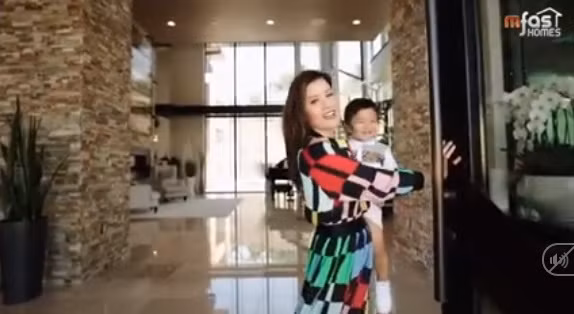 Sau 4 năm dọn về sống tại căn biệt thự triệu USD tại San Jose, California (Mỹ), lần đầu tiên bà xã Đan Trường - doanh nhân Thủy Tiên quay clip giới thiệu toàn bộ căn biệt thự này để gửi tới khán giả.
