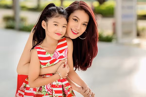 Bé Bảo Tiên hiện sống cùng mẹ ở Quận 2, TP HCM và theo học tại một ngôi trường quốc tế Anh gần nhà. Mức học phí của ngôi trường này là khoảng 500 triệu đồng/năm.