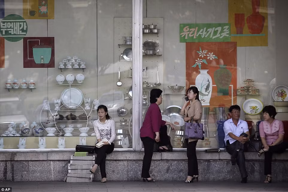 Một cửa hàng bán đồ gia dụng tại thủ đô Bình Nhưỡng. Ngoài đồ uống, cửa hàng này còn bán cả smartphone và đồ trang sức.