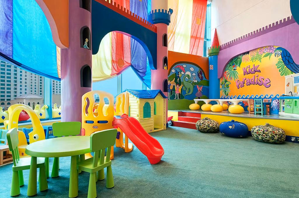 Khách nhỏ tuổi có thể vui chơi trên sân chơi và CLB cho trẻ em. Ảnh: Booking.