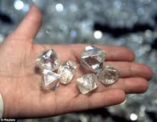Phần lớn những viên kim cương này có đường kính từ 0,5-2 ly, màu xám, xanh hoặc vàng.