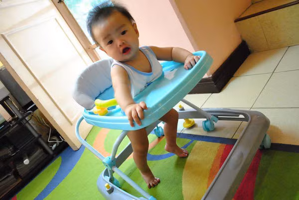 Vụ bé lún sọ vì xe tập đi: Các tai nạn khó lường từ loại xe này Vu be lun so vi xe tap di: Cac tai nan kho luong tu loai xe nay