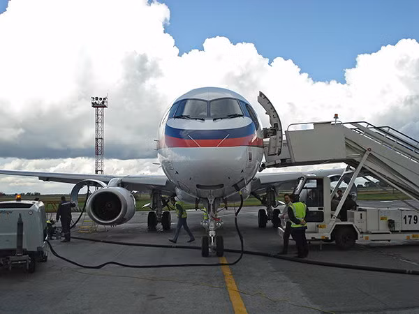 Máy bay SSJ100 dài 30m, tầm bay 3.048 km và đạt tốc độ lớn nhất khoảng 870 km/h. Ảnh: Wiki.