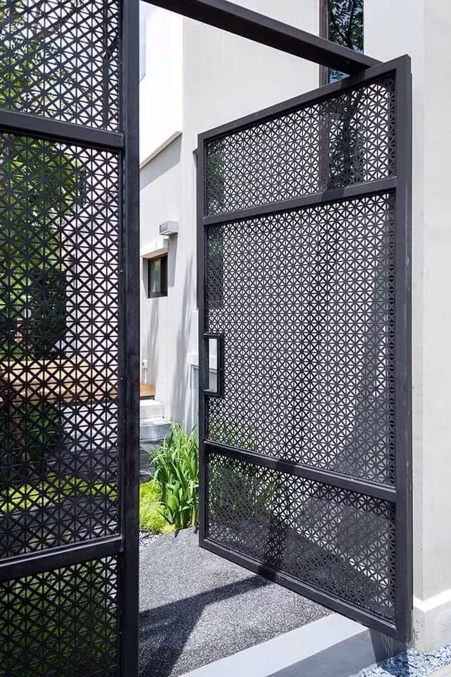 Mẫu cổng sắt hoa văn phù hợp với những kiểu nhà hiện đại. Ảnh: Ohman.