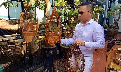 Trung bình mỗi chiếc lồng được làm thủ công, chạm khắc tinh xảo có giá từ 50 – 250 triệu đồng. Tính cả bộ sưu tập lồng của anh Chương có giá cả tỷ đồng. Ảnh: Nguoiduatin. Video: Khoảnh khắc bình yên với thú chơi chim cảnh. Nguồn: VTC14.