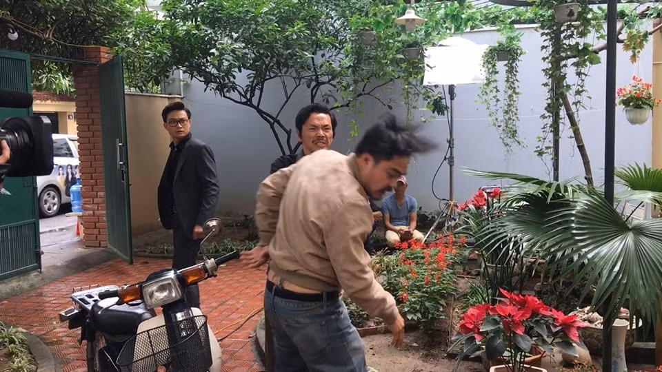 Mang đậm nét kiến trúc của thập niên 90, căn nhà của ông Sơn trong phim Về nhà đi con có sân vườn rộng rãi, trồng nhiều cây xanh. Ảnh: Vietnamnet.