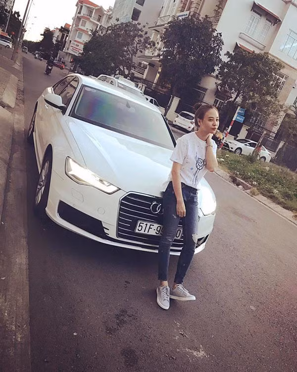 Từ năm 2017, Đàm Thu Trang đã sở hữu chiếu Audi tiền tỷ sang trọng, có giá trị hơn 2,5 tỷ đồng.