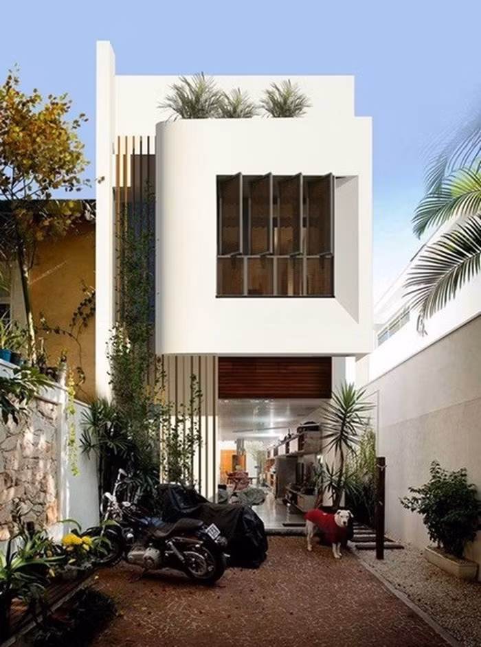 Nhà ống 2 tầng có sự pha trộn hài hòa giữa thiên nhiên và hình khối tường đá hiện đại tạo nét đẹp rất riêng. Ảnh: Nhaonghiendaiktv.