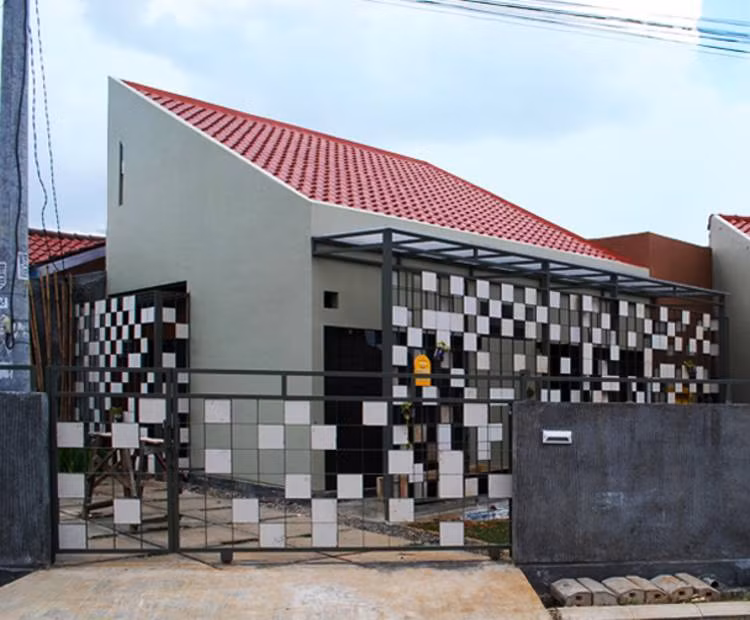 Tọa lạc tại Tangerang (Indonesia), Sandar House vốn là một ngôi nhà nhỏ 36m2 khá vuông vức và bí bách.