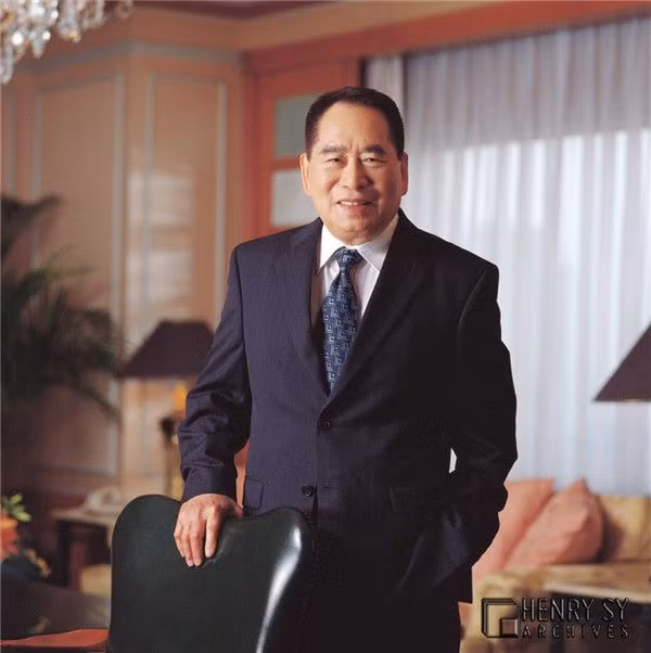 Tỷ phú Henry Sy được mệnh danh là "vua bán lẻ" Philippines, cũng là người đã thay đổi diện mạo quốc gia này bằng đế chế trung tâm thương mại của mình. Ảnh: Philippine Tatler.