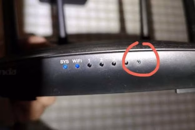 Phần lớn các máy camera đều có đèn đỏ, xanh nhấp nháy hoặc hiển thị sáng trong bóng tối. Vì vậy, chỉ cần tắt hết đèn điện, bạn có thể tìm ra camera quay lén một cách dễ dàng.