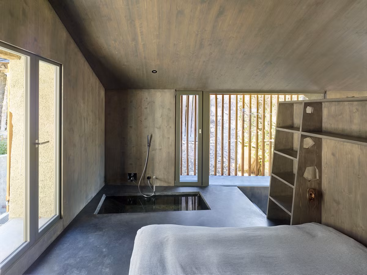 Không gian phòng ngủ mộc mạc nhưng thoáng sáng. Nguồn ảnh: Archdaily.